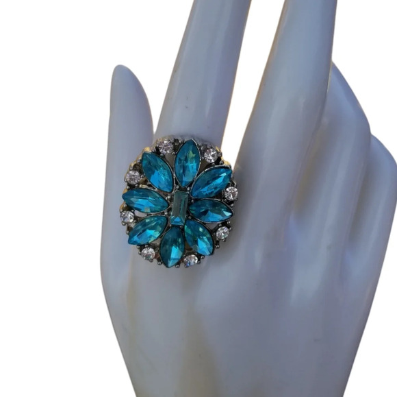 VINTAGE SILVERTONE STRETCH COCKTAIL RING WITH BLUE & WHITE RHINESTONES - Picture 1 of 5